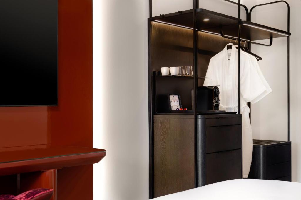 Revery Toronto Downtown, Curio Collection by Hilton - Resim 37