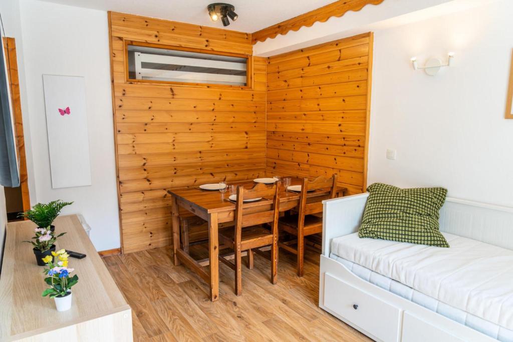 une salle à manger avec une table et un canapé dans l'établissement Résidence Les Hauts De Preclaux - 2 pièces en plein coeur des Orres 1800 MAE-6044, aux Orres