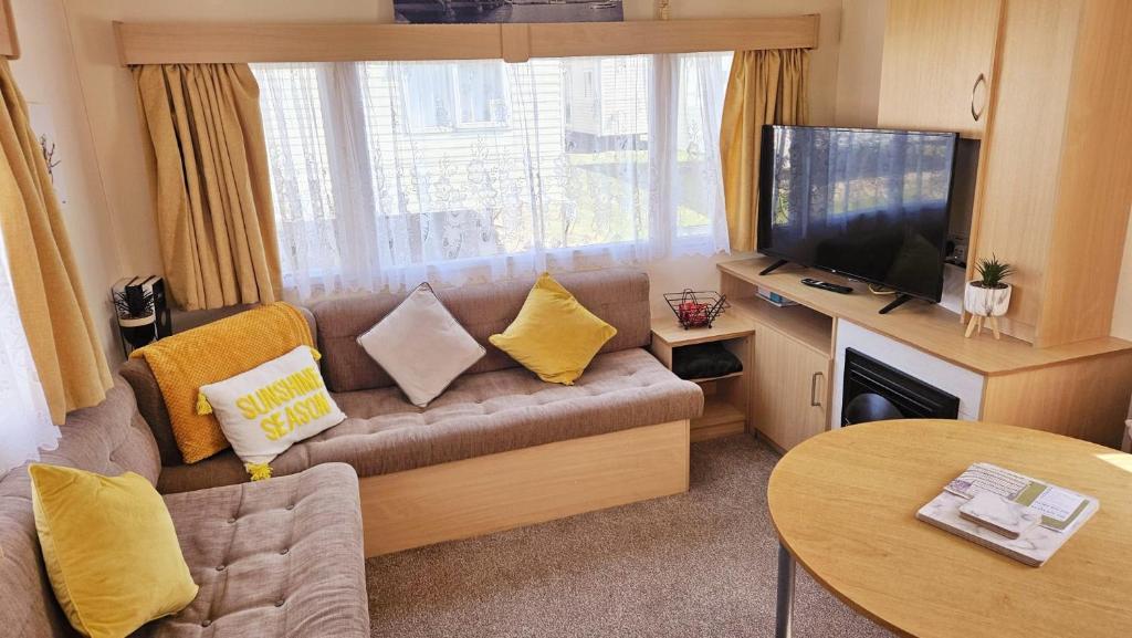 TV a/nebo společenská místnost v ubytování Santana Cosy Campervan formely Butternut