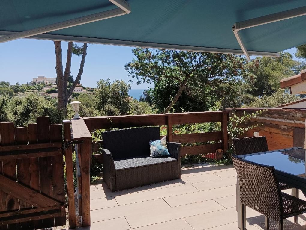 Photo de la galerie de l'établissement petite maison au calme - piscine en copropriété, terrasse, mer, clim, à Vallauris