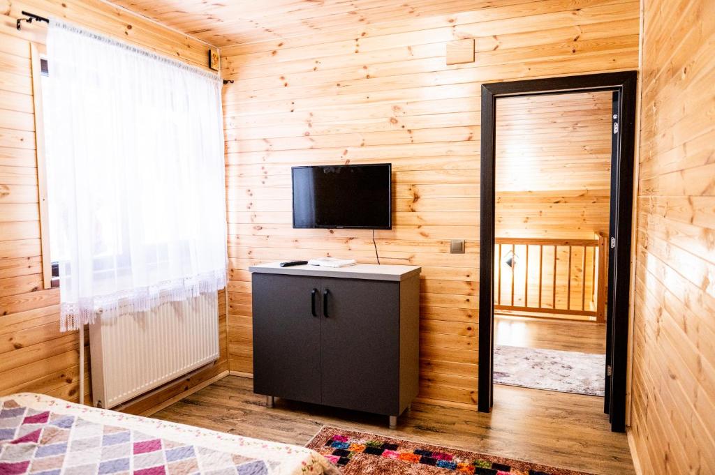 TV a/nebo společenská místnost v ubytování Cabana la Piatră