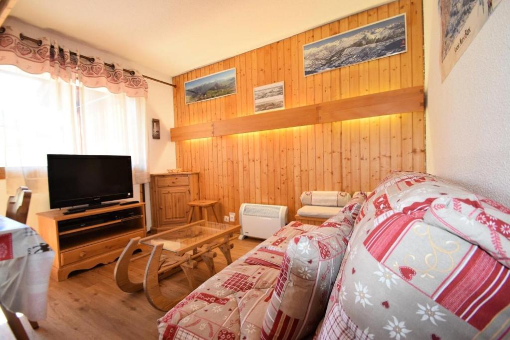 un salon avec un canapé et une télévision dans l'établissement Résidence Le Perce Neige - Petit 2 pièces 4 pers- LE PERCE-NEIGE - Plagne Villages MAE-5894, à Aime La Plagne