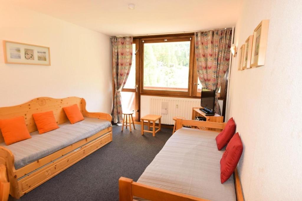 une chambre avec deux lits et une fenêtre dans l'établissement Résidence Le France - Studio 3 pers - LE FRANCE - PLAGNE CENTRE - lave-linge MAE-9004, à Aime La Plagne