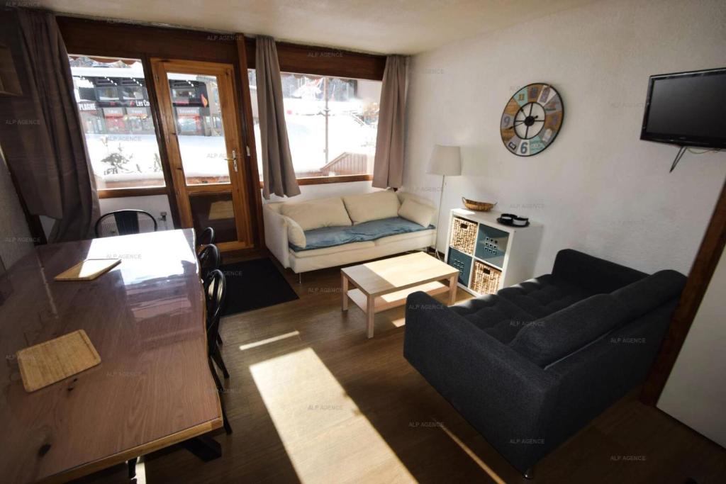 un salon avec un canapé et une table dans l'établissement Résidence Les Ecrins - 3 Pièces 6 pers - LES ECRINS - PLAGNE CENTRE MAE-9284, à La Plagne Tarentaise