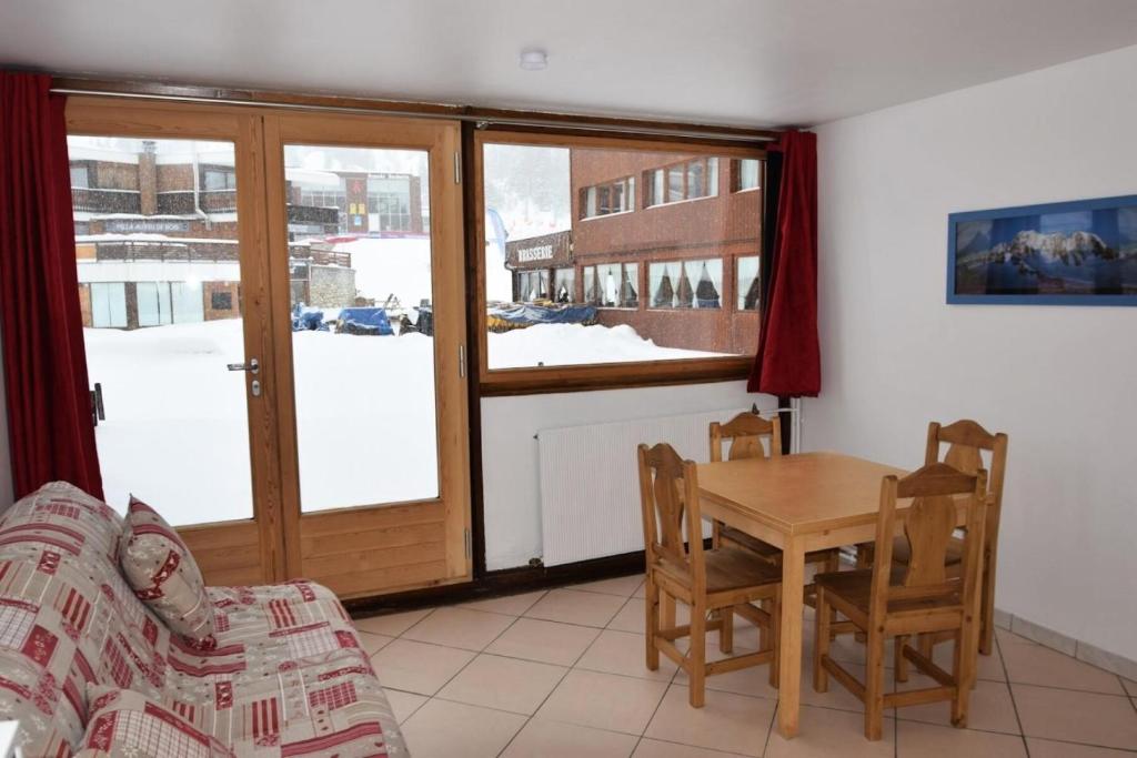un salon avec une table et un canapé dans l'établissement Résidence Le Pelvoux - Studio cabine 4/5 pers - LE PELVOUX - PLAGNE CENTRE MAE-9024, à Aime La Plagne