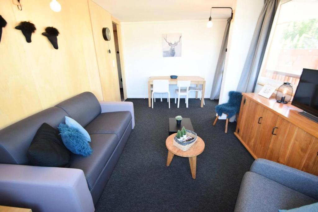un salon avec un canapé et une table dans l'établissement Résidence L'everest - 2 Pièces 5 pers - L'EVEREST - PLAGNE CENTRE MAE-9504, à Aime La Plagne