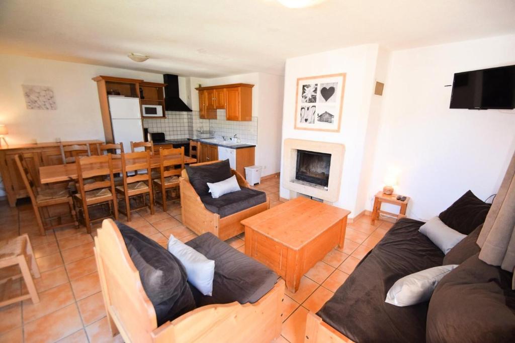 un salon avec un canapé et une table dans l'établissement Les Chalets Des Alpages - Chalet 8/10 pers - LES ALPAGES - PLAGNE SOLEIL - WIFI MAE-3534, à Aime La Plagne
