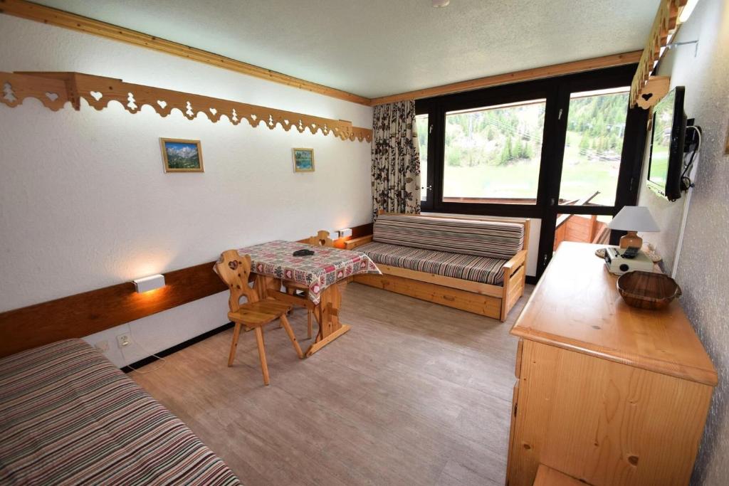 - une chambre avec une table et un banc dans l'établissement Résidence Le France - Studio 3 pers 3 couchages LE FRANCE - PLAGNE CENTRE MAE-5084, à Aime La Plagne