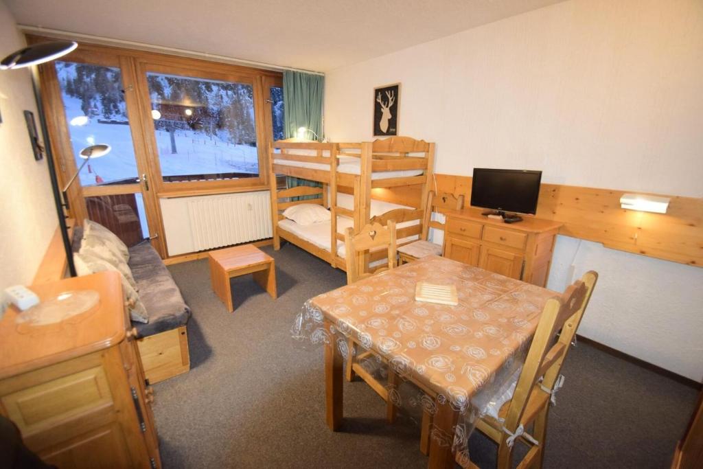 une chambre avec une table à manger et une chambre avec une autre chambre dans l'établissement Résidence Le France - Studio 3/4 pers - LE FRANCE - PLAGNE CENTRE MAE-6094, à Aime La Plagne