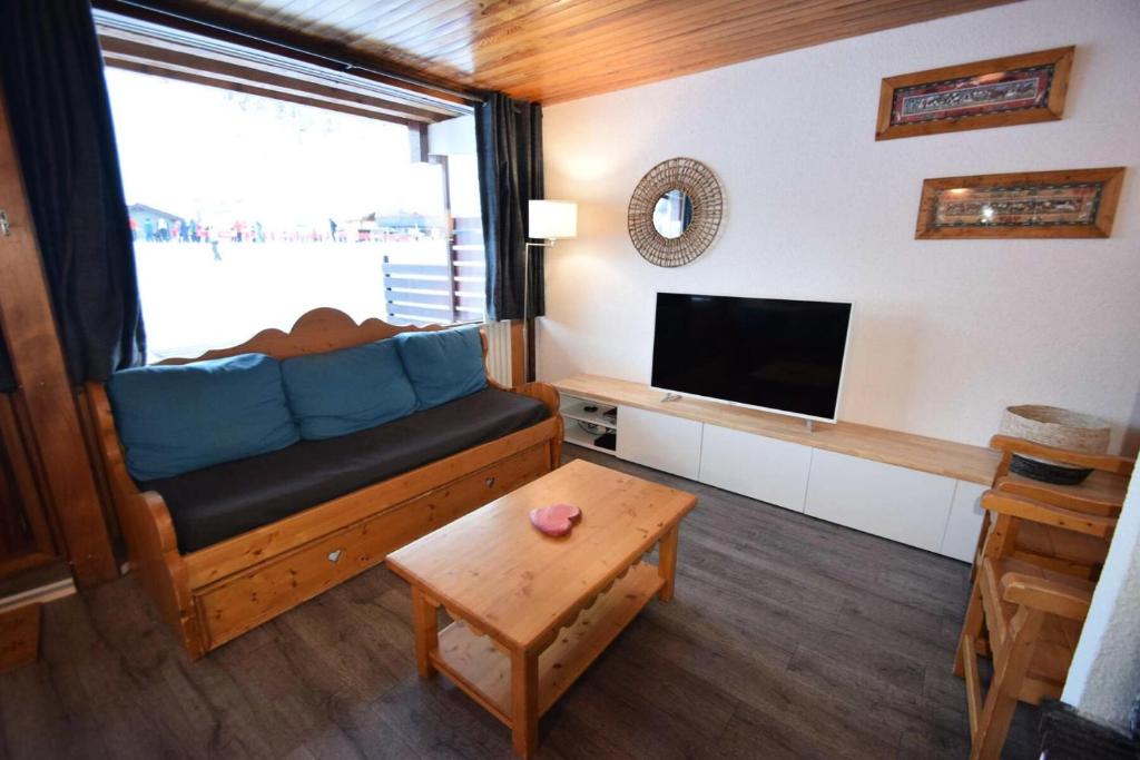 un salon avec un canapé et une télévision à écran plat dans l'établissement Résidence Le Nanda Devi - 2 Pièces 5 pers - LE NANDA DEVI - PLAGNE CENTRE -wifi MAE-8894, à Aime La Plagne