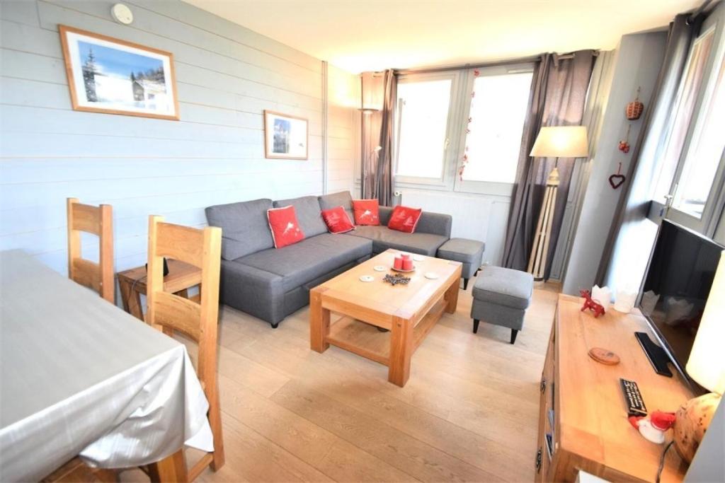 un salon avec un canapé et une table dans l'établissement Résidence L'aconcagua - 3 Pièces 6/7 pers - WIFI - ACONCAGUA - PLAGNE CENTRE MAE-9204, à Aime La Plagne