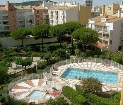une vue aérienne d'une piscine dans une ville dans l'établissement Studio 2 pers, Résidence Le Pharo, Piscine, Clim, au Cap d'Agde