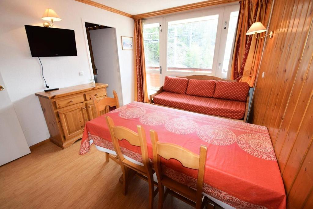 une salle à manger avec une table et un canapé dans l'établissement Résidence Le France - 3 Pièces 6/7 pers - LE FRANCE - PLAGNE CENTRE MAE-9494, à Aime La Plagne