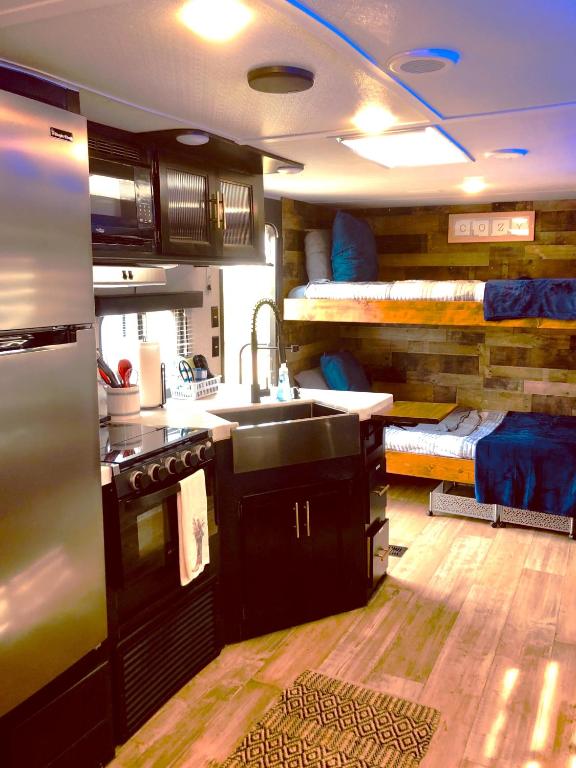 The Alexander at Creek Road - Caravana