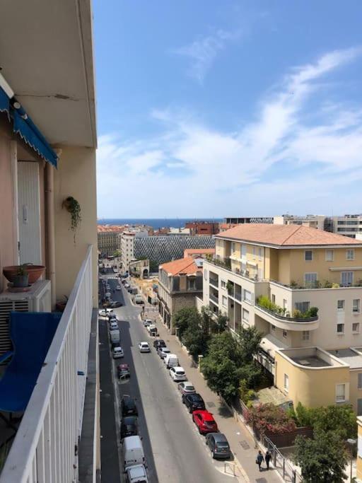 - une vue sur une rue de la ville avec des voitures garées dans l'établissement Appartement vue sur mer La Joliette, à Marseille