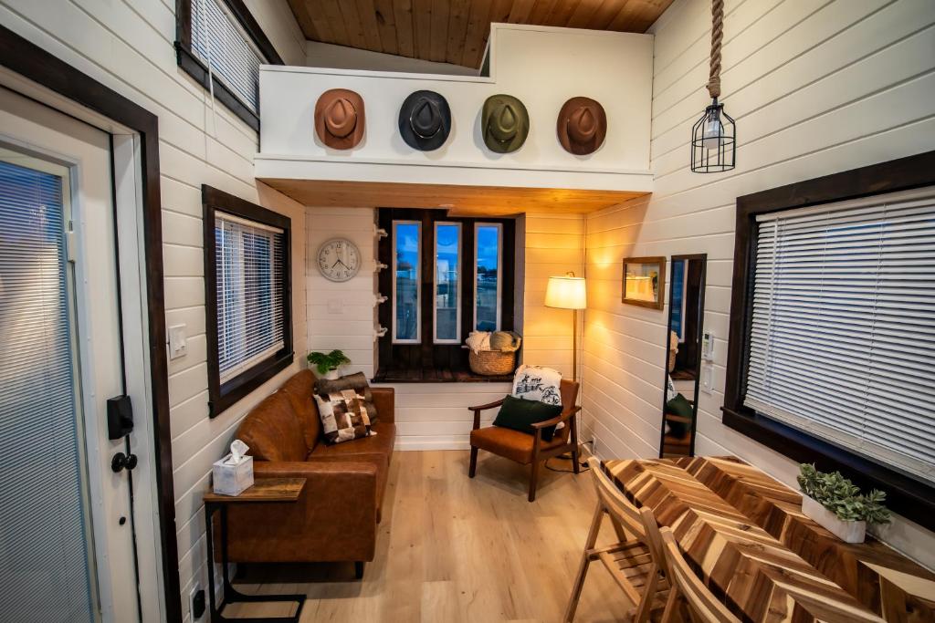 Uma área de estar em Unique Tiny Home Minutes from Downtown