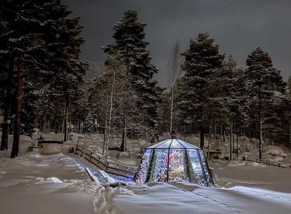 Aurora Igloo with Private Hot Tub by Invisible Forest Lodge v zimě