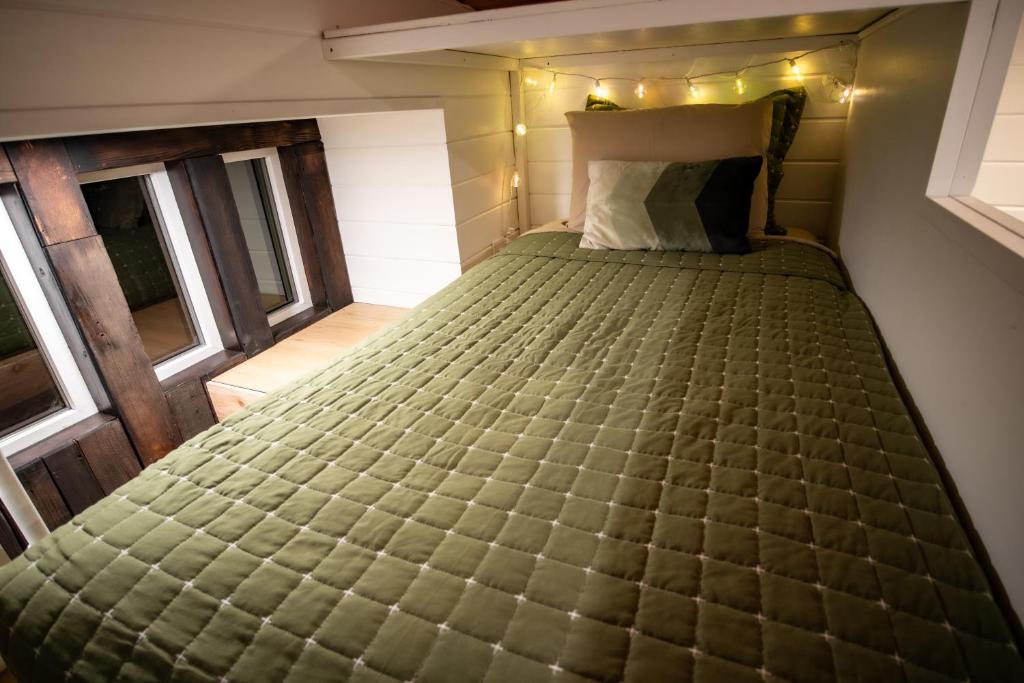 Uma cama ou camas num quarto em Unique Tiny Home Minutes from Downtown