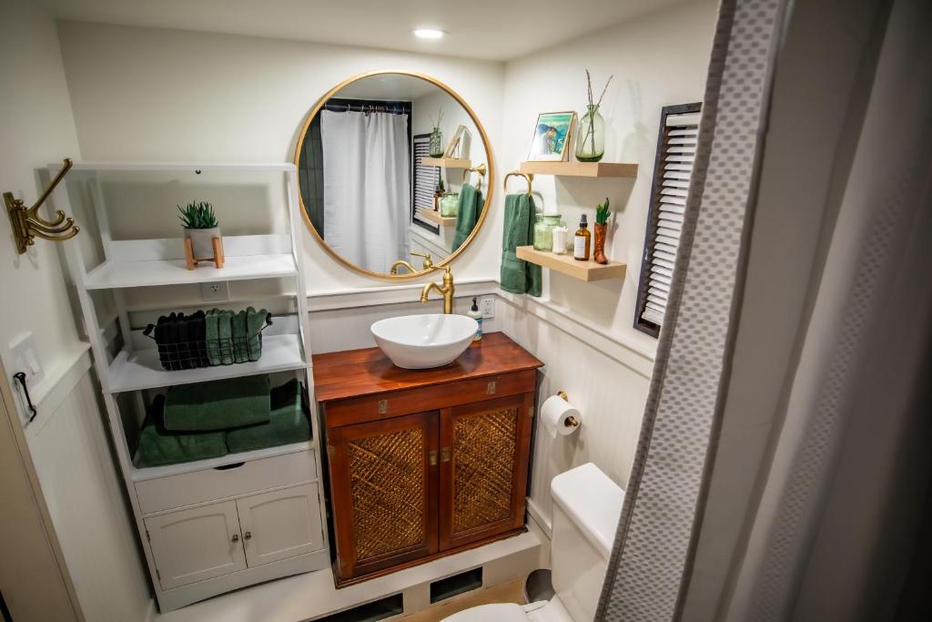 um banheiro com uma pia e um espelho em Unique Tiny Home Minutes from Downtown em Ellensburg