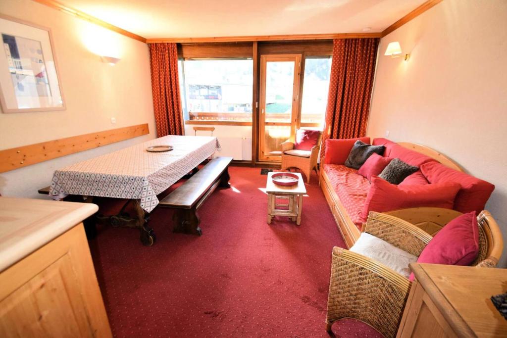 un salon avec un canapé et une table dans l'établissement Résidence Les Ecrins - 3 Pièces 6/7 pers - LES ECRINS - PLAGNE CENTRE - Plein cœur de station MAE-1684, à La Plagne Tarentaise