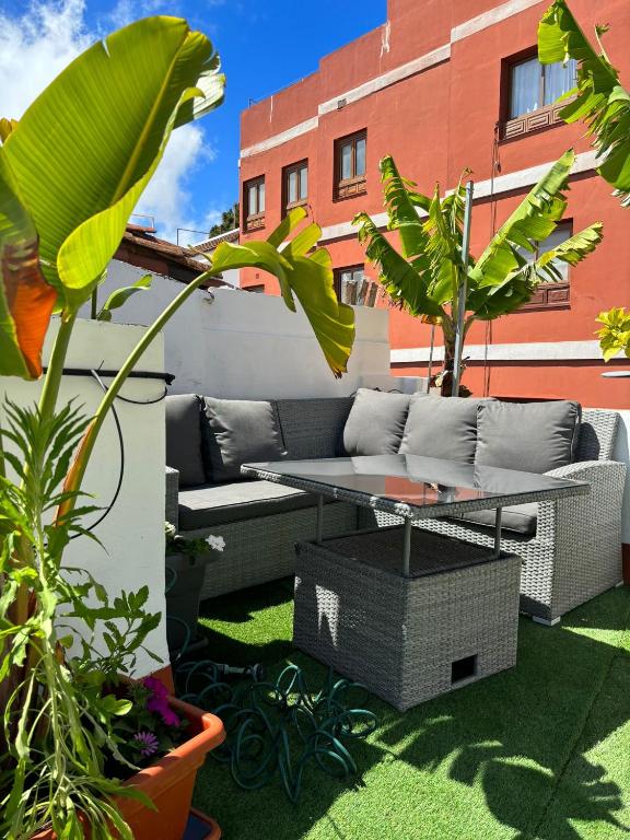 a patio with a table and some plants at Agradable casa con terraza in Las Lagunas