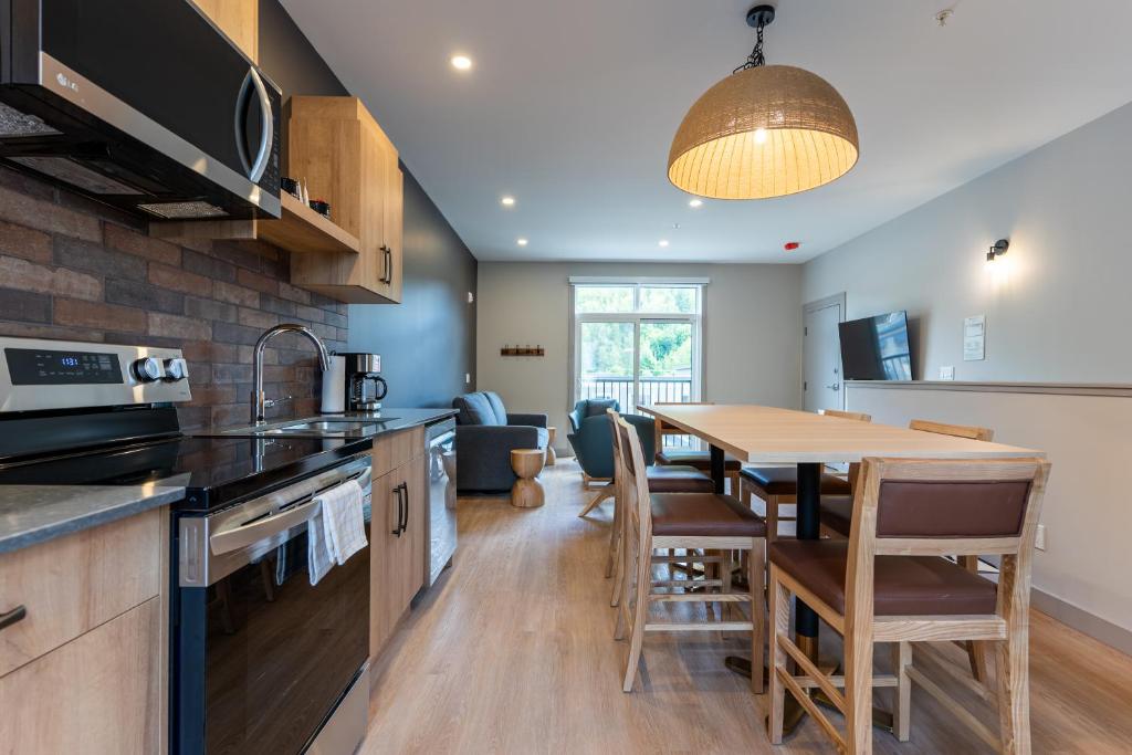 Kuchyň nebo kuchyňský kout v ubytování Basecamp Suites Revelstoke