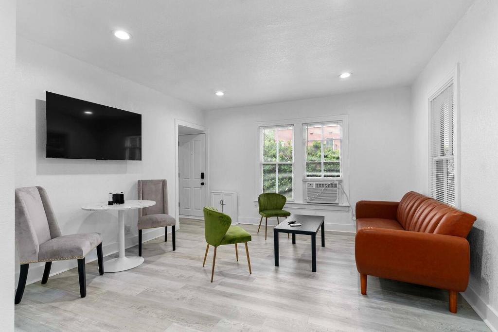 a living room with a couch and chairs and a table at Downtown Orlando 1br Peaceful Convenient in Orlando