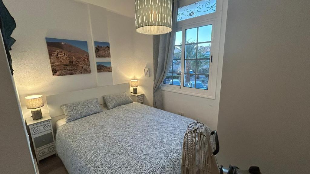 Postel nebo postele na pokoji v ubytování Hübsche Ferienwohnung mit 2 Schlafzimmern, Pool und WLAN, Strandnähe
