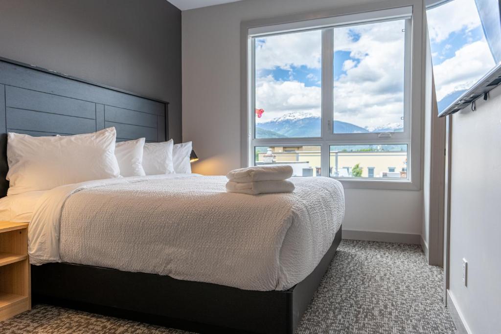 Postel nebo postele na pokoji v ubytování Basecamp Suites Revelstoke