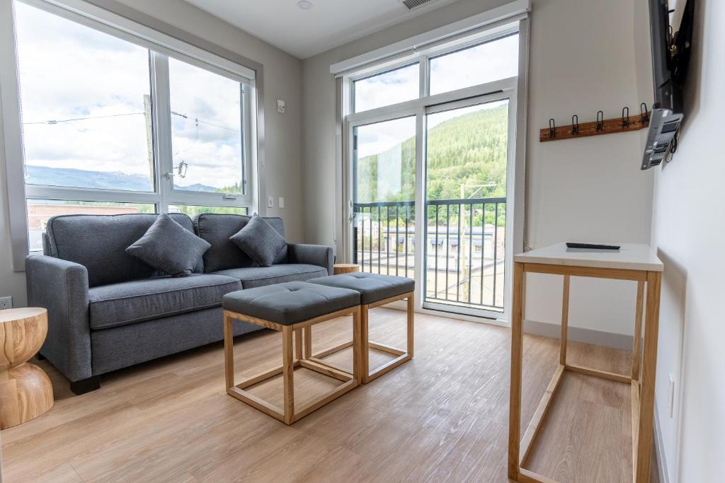 Posezení v ubytování Basecamp Suites Revelstoke
