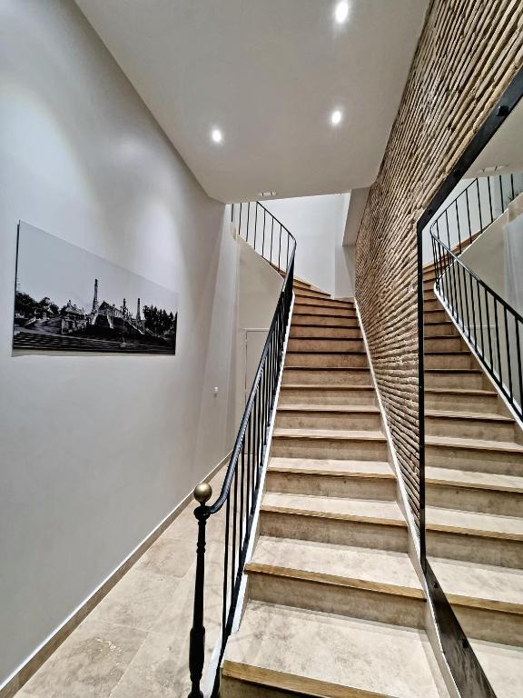 - un escalier dans une maison avec un mur en briques dans l'établissement Les Demeures de Castellane, à Marseille