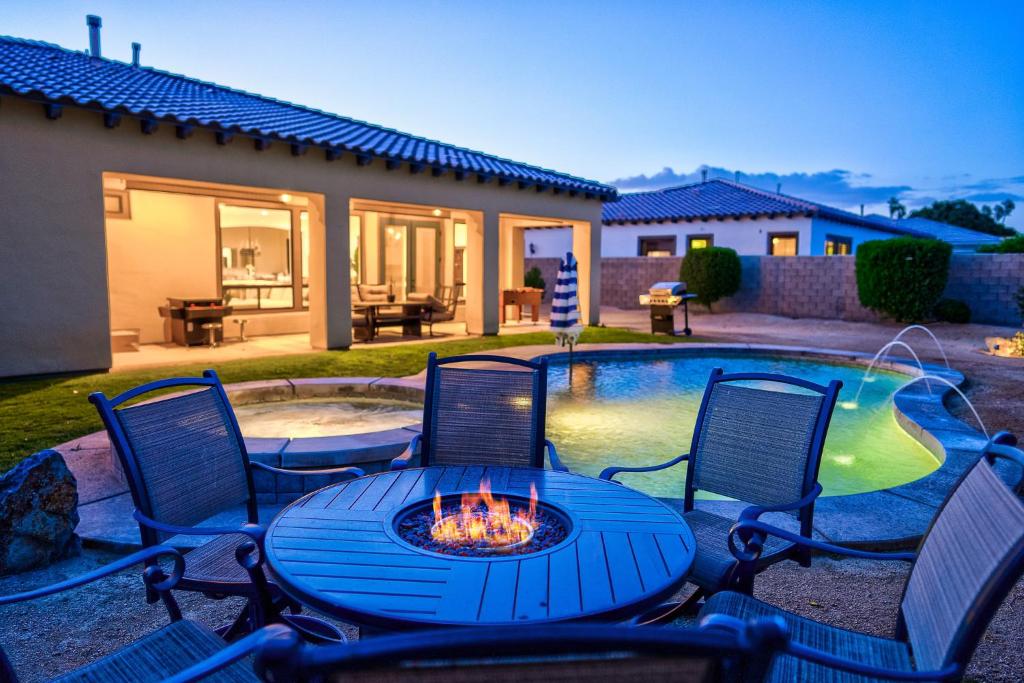 Bazén v ubytování Luxury Resort Style Living w Pool & Jacuzzi nebo v jeho okolí
