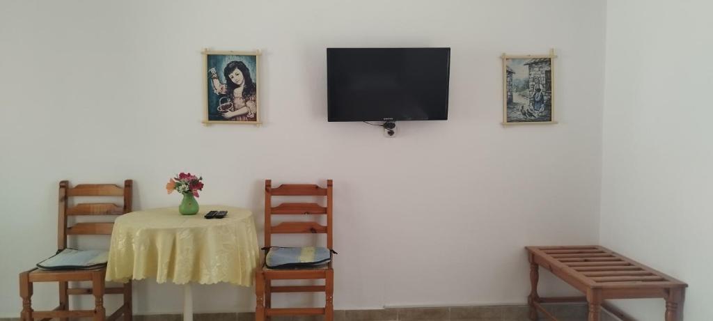 TV a/nebo společenská místnost v ubytování Kaiti Studios 1
