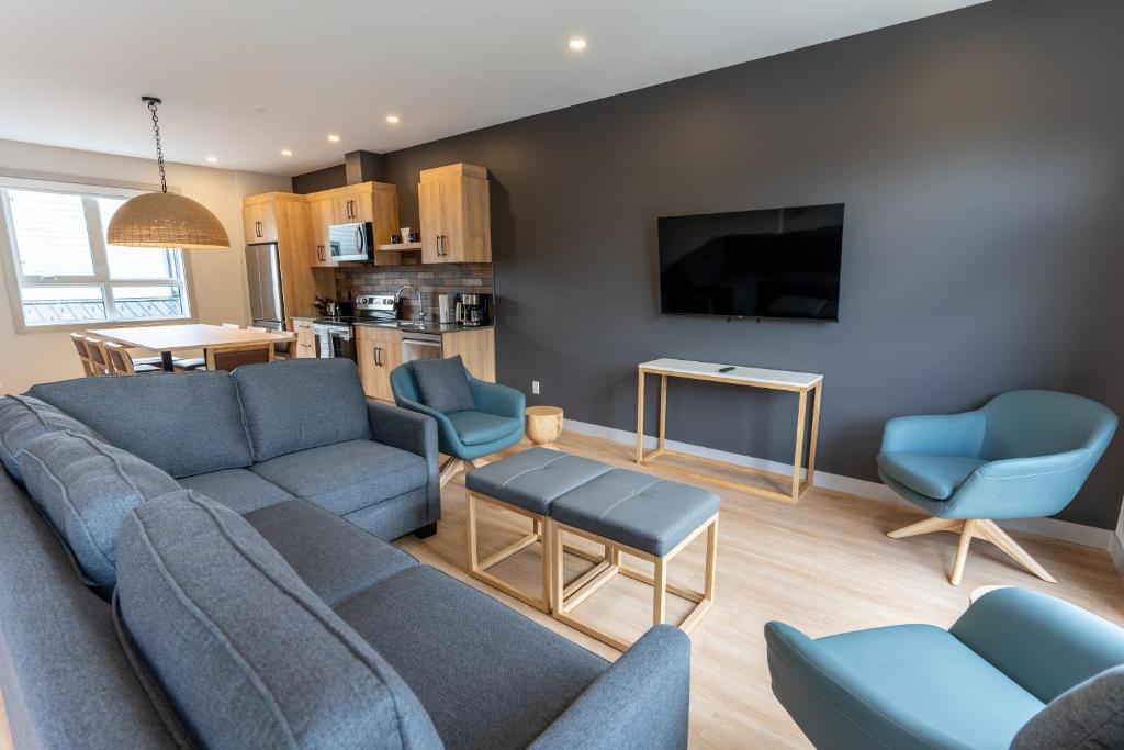 Kuchyň nebo kuchyňský kout v ubytování Basecamp Suites Revelstoke