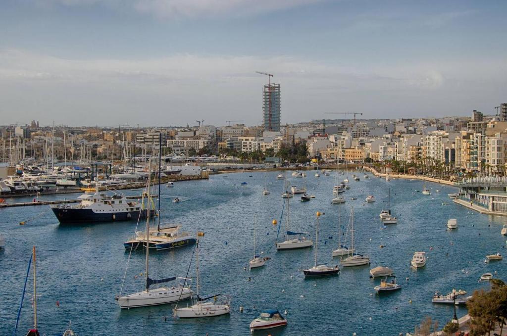 Un gruppo di barche sono ormeggiate in un porto. di The Strand Apartments By Homely a Sliema