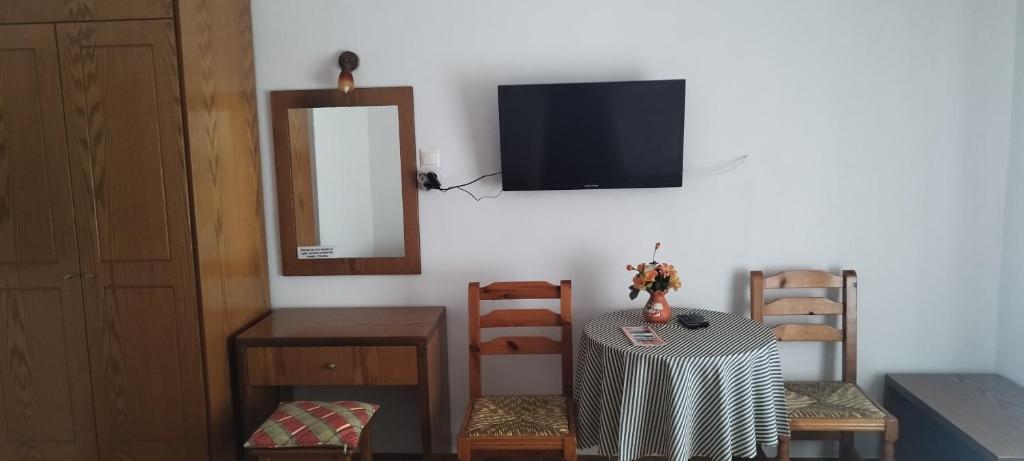 TV a/nebo společenská místnost v ubytování Kaiti Studios 1