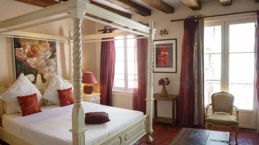 Gallery image of Gîte St Ours Loches hyper centre historique 4chambres 4salles de bains, salon cuisine in Loches