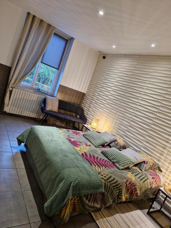 Postel nebo postele na pokoji v ubytování HÔTEL Le 6 3 Home PORT EN BESSIN
