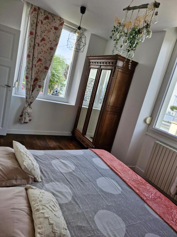 Postel nebo postele na pokoji v ubytování HÔTEL Le 6 3 Home PORT EN BESSIN