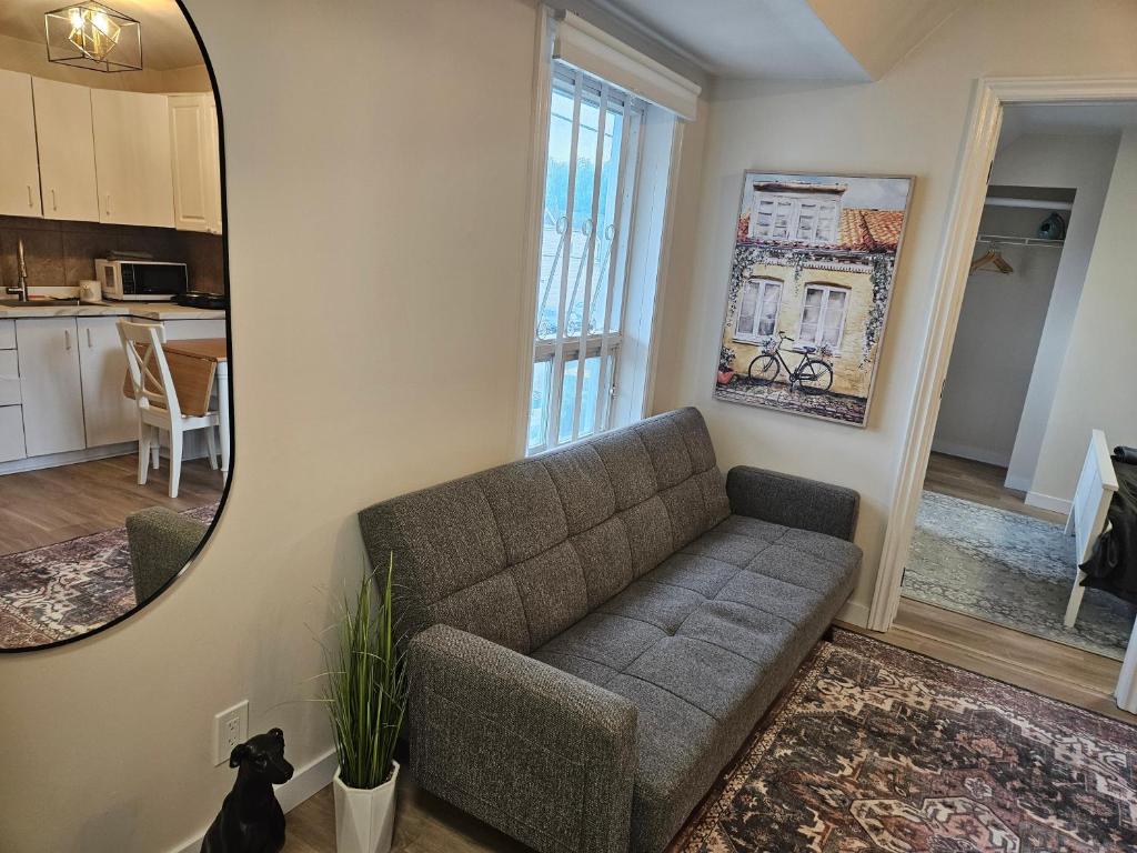 JstLikeHome - Old Ottawa Suite & Guesthouse - Resim 8