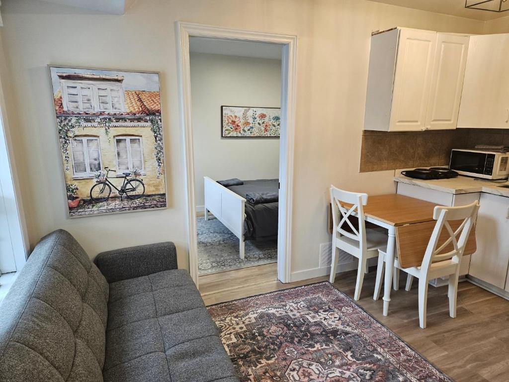 JstLikeHome - Old Ottawa Suite & Guesthouse - Resim 27