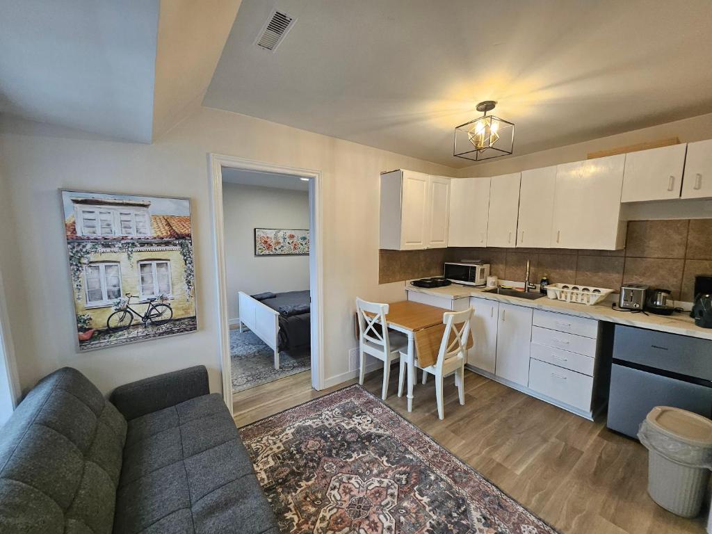 JstLikeHome - Old Ottawa Suite & Guesthouse - Resim 4