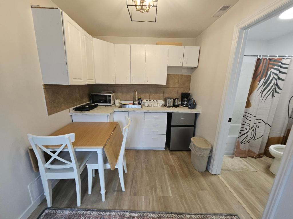 JstLikeHome - Old Ottawa Suite & Guesthouse - Resim 23