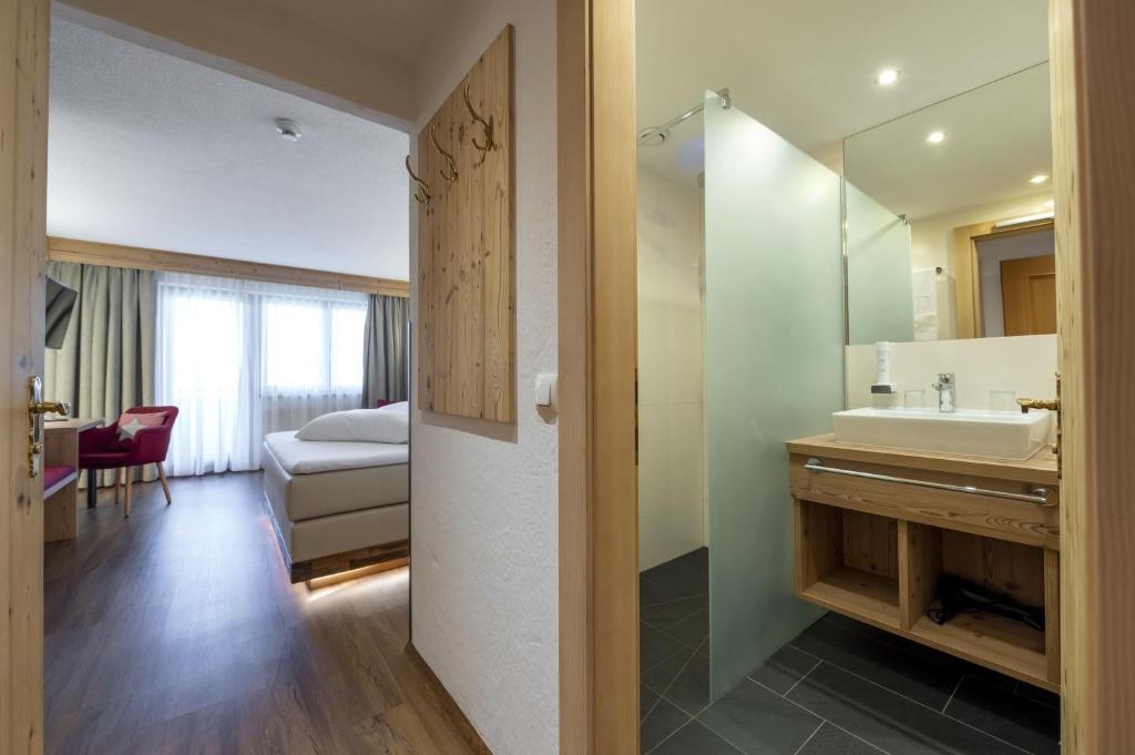 Postel nebo postele na pokoji v ubytování Hotel Bergkristall