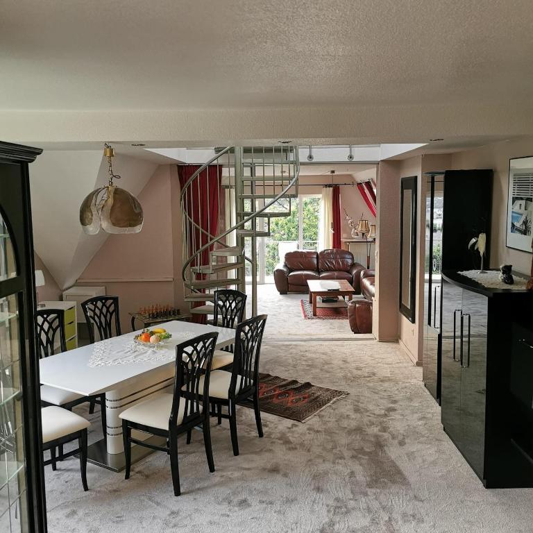 TV/trung tâm giải trí tại Große Ferienwohnung in ruhiger Lage mit Bergpanorama