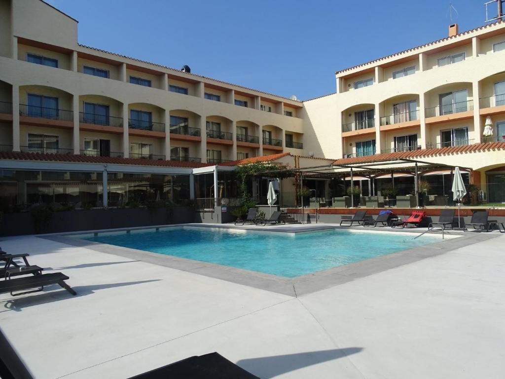 Бассейн в Holiday Inn Perpignan by IHG или поблизости