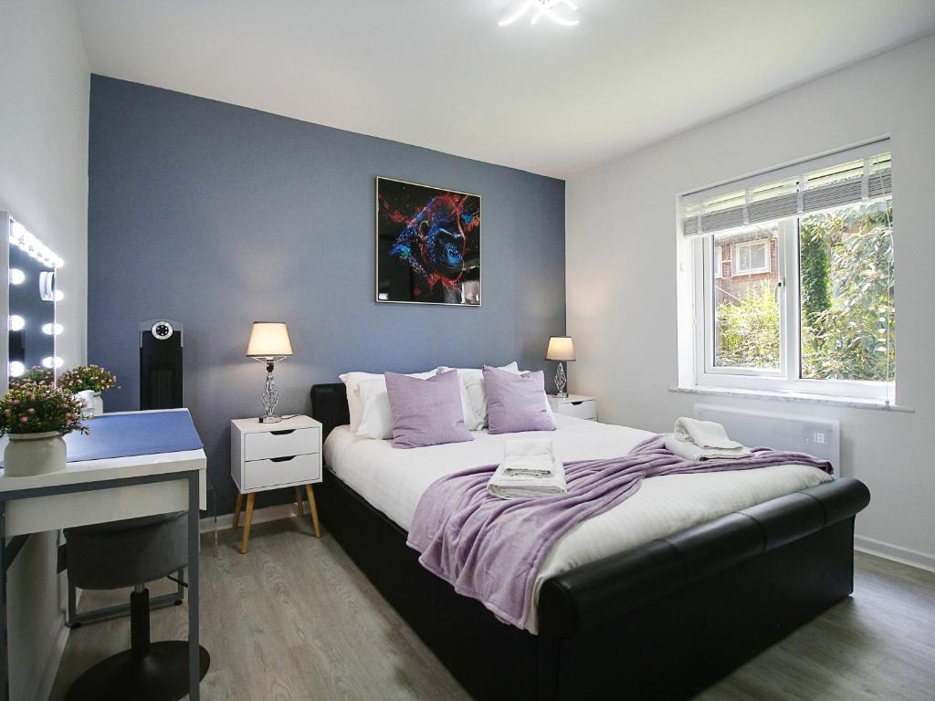 a bedroom with a bed and a desk in it at 2BDR Flat RG1 - Free Open Parking in Reading