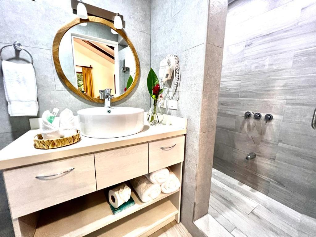 Koupelna v ubytování ECOTICA Boutique Hotel