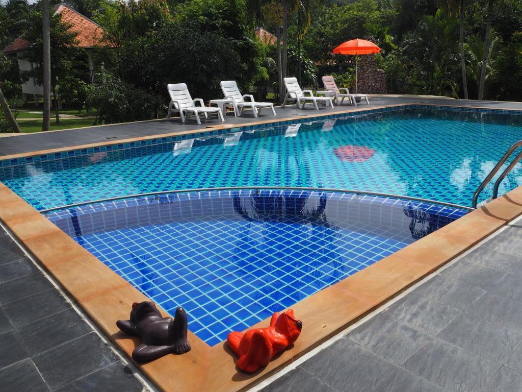 uma piscina com estatuetas de sereia na água em Supsangdao Resort em Praia de Aonang