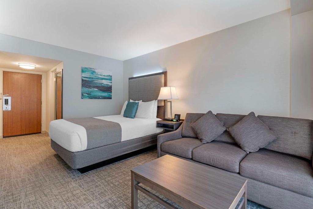 
Business Queen Suite with separate living room and Sofa Bed - Non-Smoking
